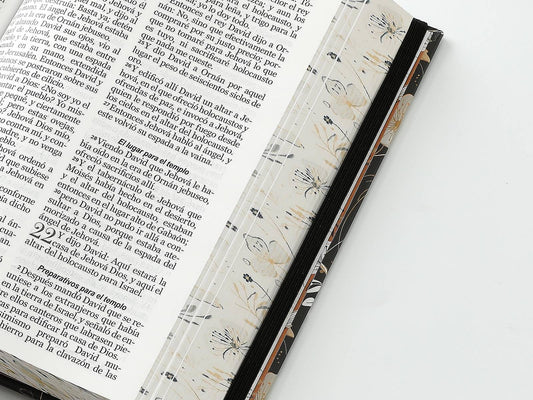 Biblia RVR60 Tamaño mediano Primavera negra con elastico / Tapa dura  12 puntos